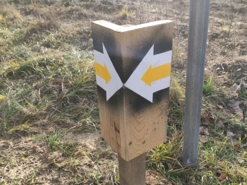 Konserwacja żółtego, pieszego szlaku w Załęczańskim Parku Krajobrazowym, 